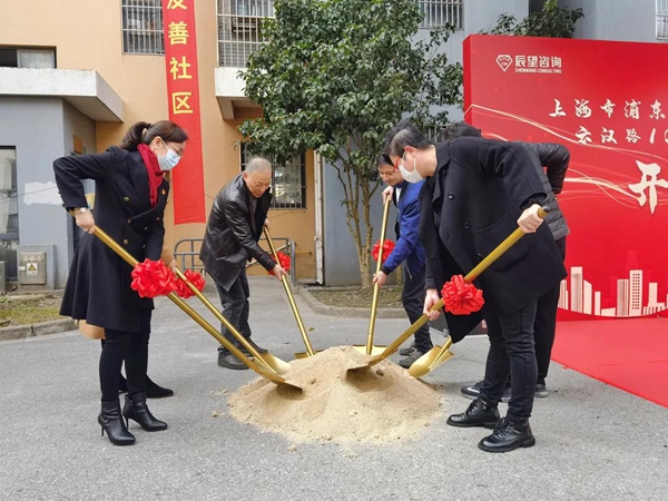 pg麻将胡了试玩让居民坐上“幸福梯”！浦东泥城镇首台既有多层住宅加装电梯开工